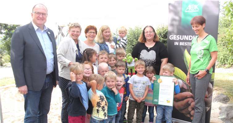 Über die Zertifizierung „Gesunde Tagesstätte“ in Gold freute sich mit den Kindern und Erzieherinnen auch der Adenauer Verbandsgemeindebürgermeister Guido Nisius (l.). Foto: privat
