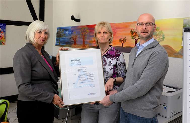Über die Zertifizierungsurkunde freuten sich Elisabeth Graff, Petra Radermacher und Ulf Tolksdorf. FIX