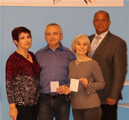 Über die betandene Ausbildung freuen sich (v.l.): Marianne Hansen, Ehepaar Lecie, Hartmut Brosell.Foto: Zimmermann