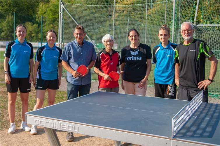 Über die gelungene Initiative der Ortsgemeinde freuten sich Rheinbreitbachs Bürgermeister Roland Thelen, Tischtennis-Europameisterin Heidi Wunner, die SVR-Vorsitzende Nicole Weinberg und Tischtenns-Abteilungsleiter Klaus Riddering zusammen mit den Jugendlichen der SVR-Tischtennisabteilung (v.l.n.r.).  Foto: David Riddering