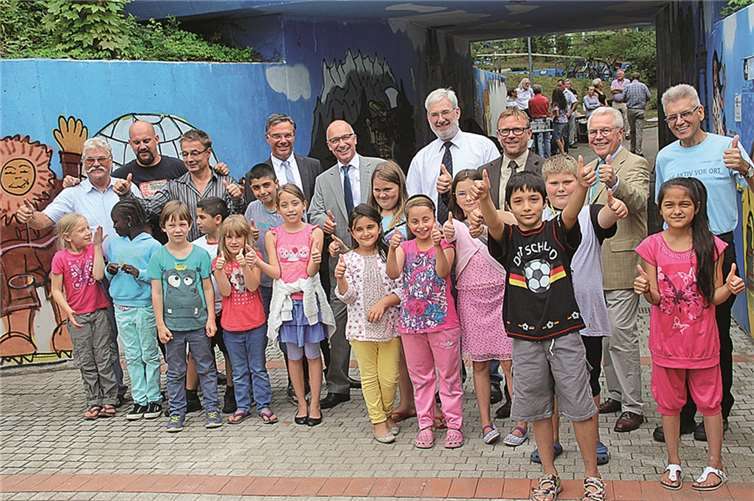 Über die gelungene Projektarbeit an der Unterführung „Auf den Köppen“ freuten sich die Kinder, die Anwohner, die Sponsoren und der Bürgermeister. STEIN