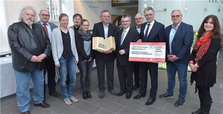 Über die gelungene Restaurierung des historischen Werkes aus dem 17. Jahrhundert freuten sich: Dr. Bernd C. Oesterwind, Joachim Rogalski, Katrin Heyken, Dr. Wolfgang Zäck, Laura Huth, Prof. Dr. Wolfgang Schmid, Dr. Alexander Saftig, Wolfgang Reppenhagen, Karl-Josef Esch, Hans Schüller und Lea Bales. Foto: privat