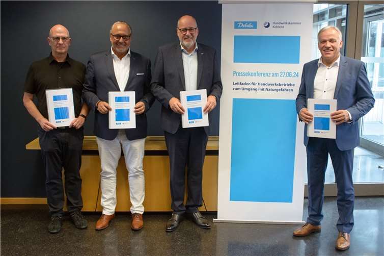 Über die gelungene Zusammenarbeit bei der Erstellung des Krisenleitfadens freuten sich in der Ahr-Akademie der Handwerkskammer (HwK) (von rechts) der HwK-Präsident Kurt Krautscheid, der Vorstandsvorsitzende der Debeka-Versicherungsgruppe Thomas Brahm; der Hauptgeschäftsführer der HwK Koblenz Ralf Hellrich, und Rainer Zeimentz, Vorstand der Entwicklungsagentur Rheinland-Pfalz.  Foto: biesifoto.de