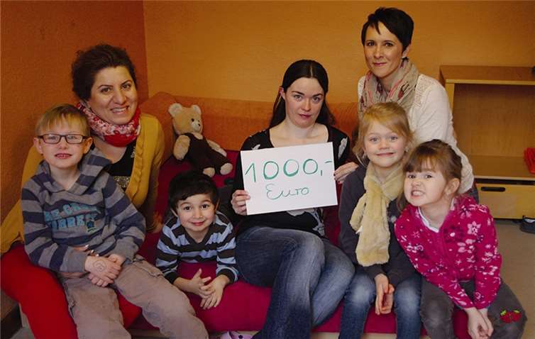 Über die gemütliche Kuschelecke freuen sich die Kinder samt den Erwachsenen. Claire Norton (Bild Mitte) und die 2. Vorsitzende des Fördervereins Sandra Nortmann (re.)