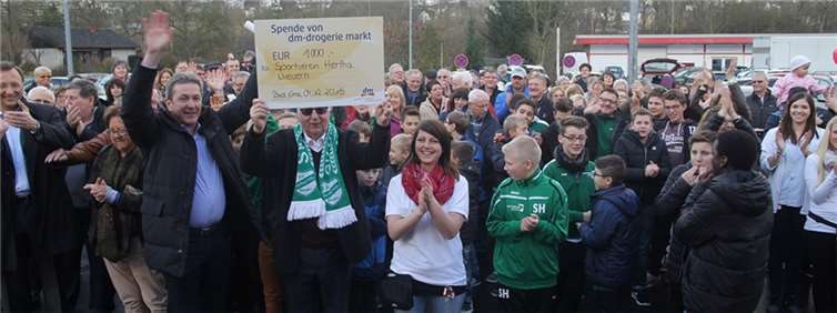 Über die gewonnene Wette und schon mal 1000 Euro freuen sich weit mehr als 150 Nieverner und (erste Reihe von links): Josef Oster, Bürgermeister der Verbandsgemeinde Bad Ems; Gisela Bertram, Fraktionsvorsitzende SPD Nievern; Ralf Deusner, Vorsitzender Hertha Nievern und Aileene Becker vom DM-Markt. -WW- Willi Willig