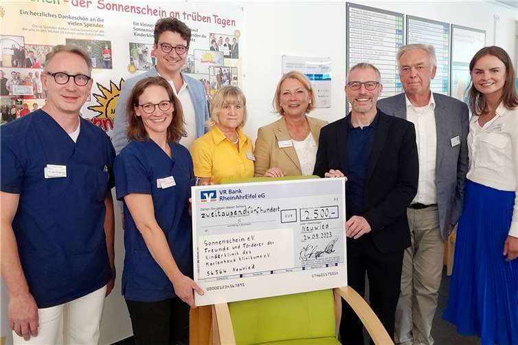 Über die großzügige Spende der VR Bank RheinAhrEifel freuten sich (v.l.n.r.): Dr. Kai Zbieranek, Dr. Luisa Kastor, Chefärzte der Klinik für Kinder- und Jugendmedizin, Christian Kehr, Direktor VR Bank Regionalmarkt NeuwiedLinz, Ulrike Börder-Sauerbrei, Vorstandmitglied Förderverein Sonnenschein, Gaby Frömbgen, Krankenhausoberin, Matthias Herfuth, Vorstand VR Bank RheinAhrEifel eG, Georg Klare, Vorstandsmitglied Förderverein Sonnenschein und Sarah Wallpott, Stellv. Kaufmännische Direktorin  Foto: Harald Sauerbrei