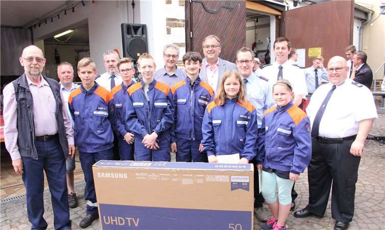 Über die großzügige Spende freuten sich neben den Mitgliedern der Jugendfeuerwehr Waldorf (v.li.n.re.) Fördervereinsvorsitzender Klaus Hameyer, die stellvertretenden Wehrführer Werner Stenz und Sascha Nachtsheim, Ortsbürgermeister Hans Dieter Felten, Bürgermeister Bernd Weidenbach, Jugendfeuerwehrwart Daniel Osmers, Wehrleiter Ronny Zilligen und Wehrführer Sascha Cremer. WK