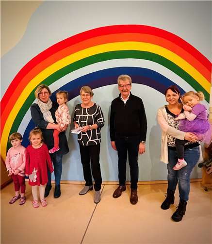 Über die großzügige Spende freuten sich v.li.: Carolin Neu, Nele Altmann, Kita-Leitung Erika Wilhelmy, Alina Altmann, Inge Krämer (60 NaKlar), Bürgermeister Steimers und die stellv. Leitung Christiane Schmitz mit ihrer Tochter Emily. Quelle: Verbandsgemeindeverwaltung Ulmen