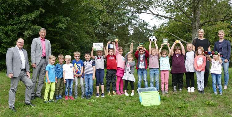 Über die innogy-Bewegungspakete freuten sich die Kinder der Grundschule in Antweiler gemeinsam mit dem Schulpersonal, dem Bürgermeister Guido Nisius (1. v. l.) und Michael Dötsch von innogy (2. v. l.). Foto: innogy