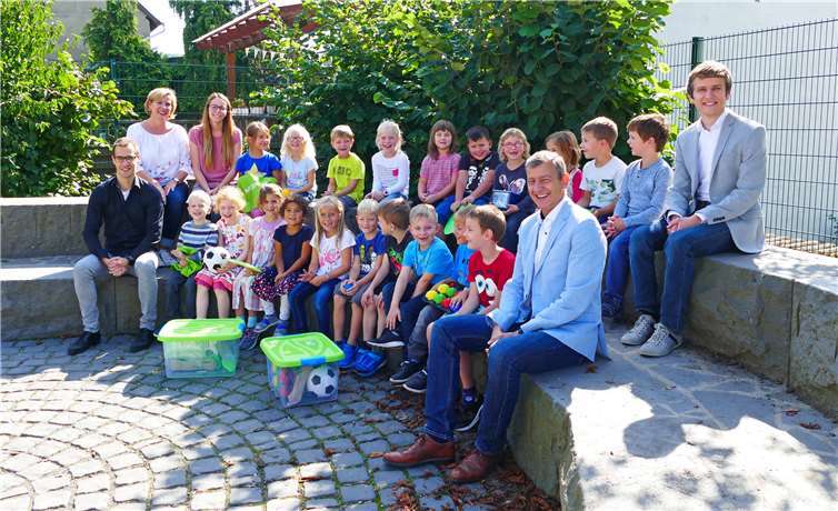 Über die innogy-Bewegungspakete freuten sich die Kinder der Grundschule in Saffig gemeinsam mit der Schulleiterin Frau Ockenfeld-Fein, Stephan Ristow von der Verbandsgemeinde Pellenz und Michael Dötsch und von innogy.Foto: innogy