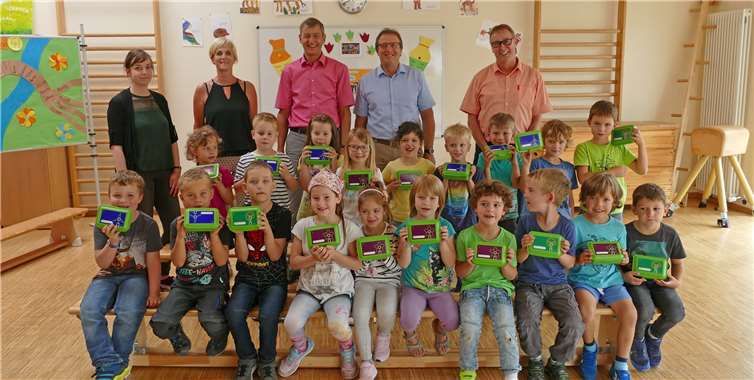 Über die innogy-Frühstücksboxen freuten sich die Kinder der Grundschule in Thür gemeinsam mit dem Schulpersonal, den Vertretern der Verbandsgemeinde Mendig sowie Michael Dötsch von innogy. Foto: innogy