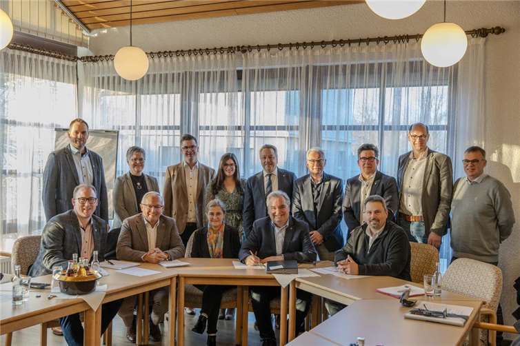 Über die kürzlich geschlossene Vereinbarung zwischen dem Kreis Neuwied und allen Verbandsgemeinden und der Stadt Neuwied freuen sich mit Landrat Achim Hallerbach und dem 1. Kreisbeigeordneten Phillip Rasbach die Bürgermeister Manuel Seiler, Peter Jung, Hans-Werner Breithausen, Volker Mendel, Frank Becker, Jan Ermtraud und Franz Peter Dahl (hinten von links), Michael Christ und Karsten Fehr (vorne von rechts), die Abteilungsleiterin Soziales Agnes Ulrich und die Kreis-Senioren- und Behindertenbeauftragte Carina Corzilius mit der Gemeindeschwesterplus , Birgit Boos.  Foto: Martin Boden / Kreisverwaltung Neuwied