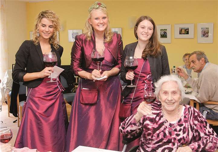 Über die nachträglichen Geburtstagsglückwünsche von Weinkönigin Sarah und ihren Prinzessinnen freute die 98-jährige Maternusstift-Bewohnerin Lilo Klinkhammer. SES