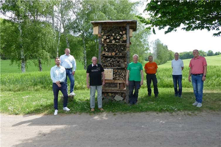 Über die neue Erlebniswelt in Saffig freuen sich: Patrick Ley (Kommunalmanager bei Westenergie), Dirk Rohm (Bürgermeister von Saffig), Peter Röttgen, Dieter Sill (erster Beigeordneter), Frank Simon, Jürgen Kossmann (Projektpate und ehemaliger Mitarbeiter der Westenergie) und Karl-Josef Dötsch. Foto: Westenergie AG