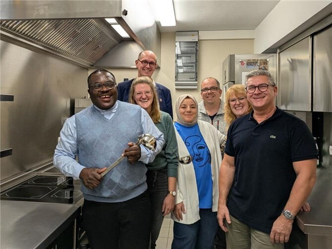 Über die neue Kita-Küche freuen sich die Kita-Kinder und (v.l.n.r.) Pater Magnus, Fabia Rams, Jan Ermtraud, Zeynep Cihan, Markus Konitzer, Iris Meickmann, Jörg Welter.  Foto: Henrike Bender