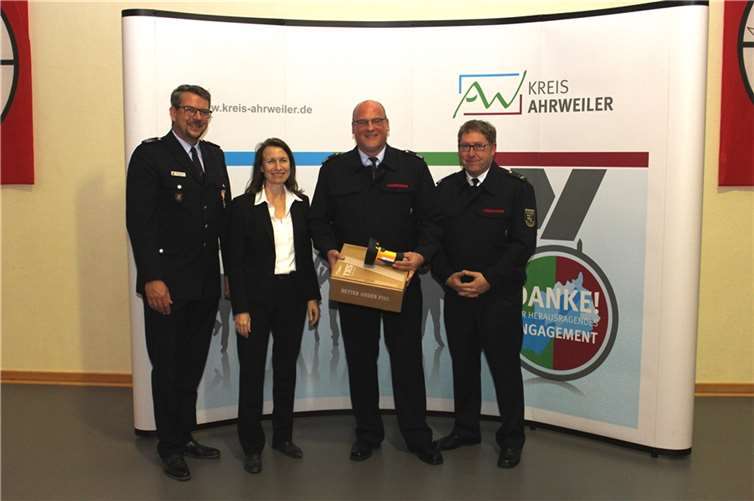 Über die neue Wärmebildkamera freuten sich (von links) Alexander Krahe Vorsitzender KFV Ahrweiler), Landrätin Cornelia Weigand, Dirk Schmidt (stellvertretender Wehrleiter VG Altenahr) und Kreis Brand- und Katastrophenschutzinspektor Michael Zimmermann.
