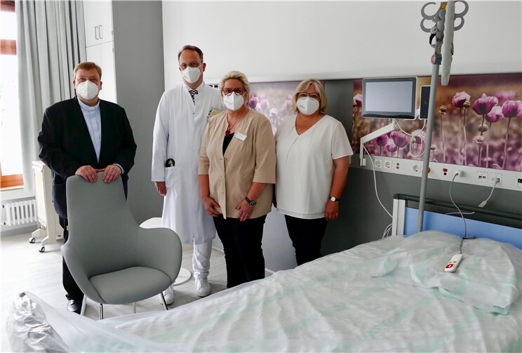 Über die neue, modern eingerichtete Palliativstation freuen sich Pfarrer Stefan Dumont, der Leitende Arzt der Palliativstation Dr. Thomas Dyong, Geschäftsführerin Cornelia Kaltenborn und Stationsleiterin Gabriele Dannenberg.Quelle: St. Nikolaus-Stiftshospital GmbH