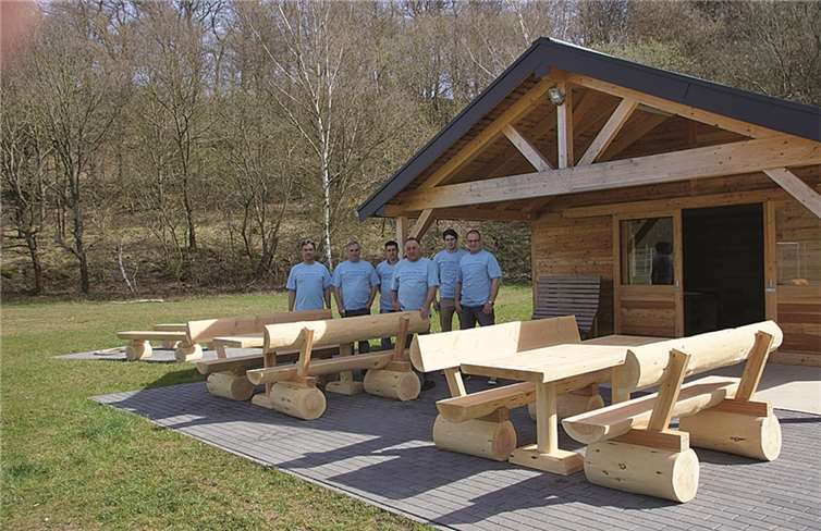 Über die neuen Sitzgelegenheiten an der Grillhütte auf dem Sportgelände in Glees freuen sich nicht nur die Bürger der Brohltalgemeinde, sondern auch Wanderer und Zuschauer bei den sportlichen Aktivitäten. privat