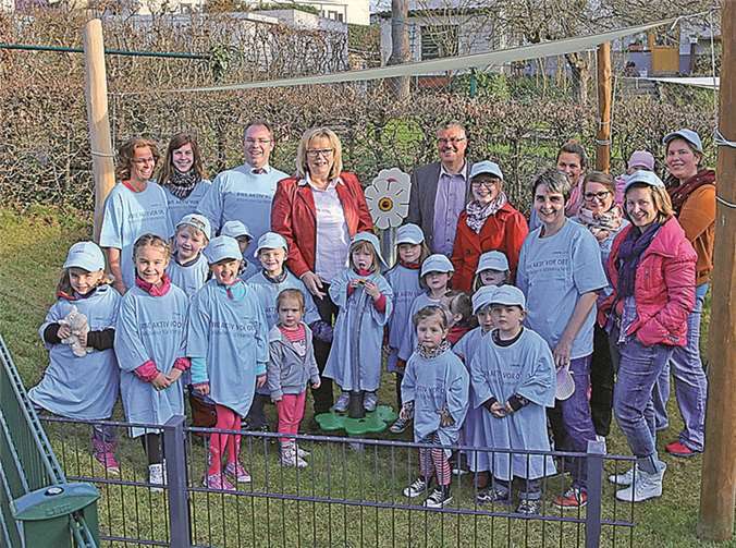 Über die neuen Spielgeräte auf dem Außengelände der KiTa Zauberwald freuen sich neben den Kindern und Eltern auch die Erzieherinnen der Einrichtung mit Stadtbürgermeister Hans-Peter Ammel. privat