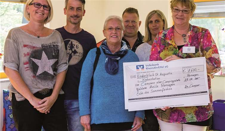 Über die stattliche Summe von 1.600 Euro freuen sich (v.l.) Diana Friederichs, Marco Friederichs, Annemie Grölich, Markus Wachenfeld, Simone Pax und Manuela Melz, Vorsitzende der „Elterninitiative krebskranker Kinder St. Augustin e.V.“. privat