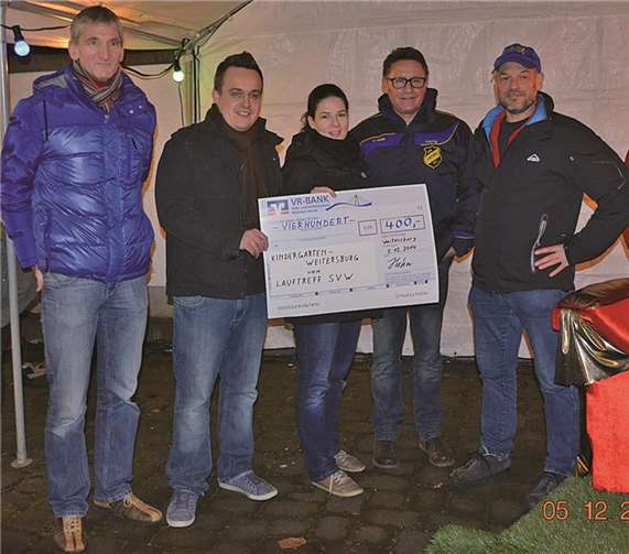 Über die tolle Spendensumme von 400 Euro freuten sich (v.l.) Rainer Bomm, stellvertretender Ateilungsleiter Lauftreff, Björn Kleiner (Förderverein Kindergarten Weitersburg), Sonja Mäder-Nick (ebenfalls Förderverein Kindergarten Weitersburg), Harald Piroth (1. Vorsitzender SV Weitersburg) und Arnold Hahn, Abteilungsleiter Lauftreff.Privat