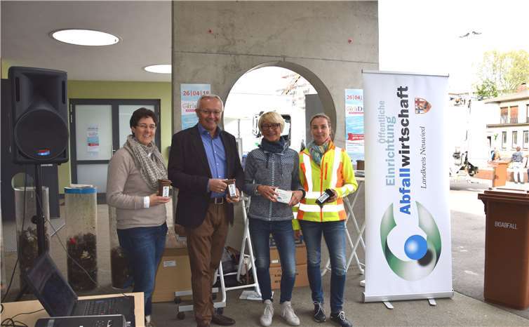 Über die vielen Fragen der Schülerinnen zum Studium freuten sich die Ingenieurinnen der Abfallwirtschaft des Landkreises Neuwied. „Wir hatten selbst richtig viel Spaß! So viele wirklich interessierte Mädchen, einfach klasse!“, so Petra Knopp, die als Agraringenieurin das Referat Technische Einrichtungen und Wertstoffmanagement leitet. Mit großem Gerät und viel Infomaterial waren die Agraringenieurin, die Fachwirtin für Güterverkehr und Logistik und die Diplomingenieurin für Verkehrswesen und Logistik angereist, um für technischen Studien- und Ausbildungsgänge zu werben. „Wir beschäftigen in unserer Abfallwirtschaft nicht nur Ingenieurinnen in den Bereichen Wertstoffmanagement, Technik und Logistik. Frauen haben bei uns auch schon die Ausbildung zur Industriemechanikerin oder Fachkraft für Kreislauf- und Abfallwirtschaft erfolgreich abgeschlossen. Der betriebliche Alltag zeigt: Frauen können Technik und Naturwissenschaften“, betont Landrat Achim Hallerbach, der auch zuständig für die Abfallwirtschaft ist, bei dem Besuch des Girls‘ Day.Kreisverwaltung