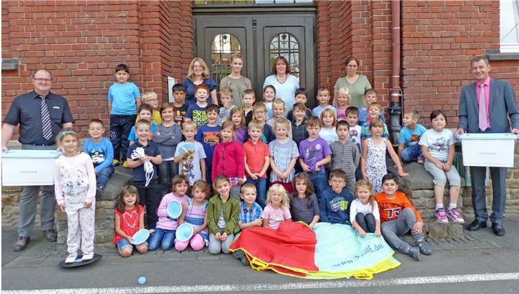 Über die von innogy mitgebrachten Bewegungspakete freuten sich die Kinder der Grundschule Adenau gemeinsam mit Bürgermeister Guido Nisius (links) und Michael Dötsch, Kommunalbetreuer bei innogy und Leiter der Region Rauschermühle.privat