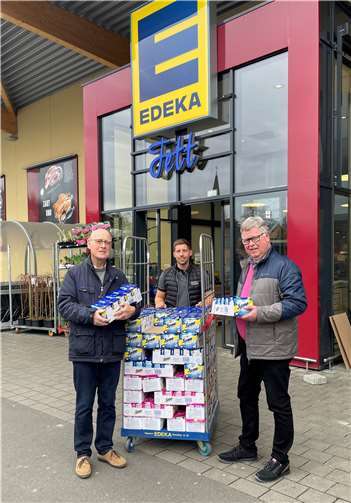 Über die willkommene Spende zeigt sich Dr. Werner Dötsch (links) von der Tafel Linz e.V. hoch erfreut und dankt Gotthard Emmerich (rechts) vom RC Remagen-Sinzig und Fabian Fett vom gleichnamigen EDEKA Markt herzlich.  Foto: Gotthart Emmerich