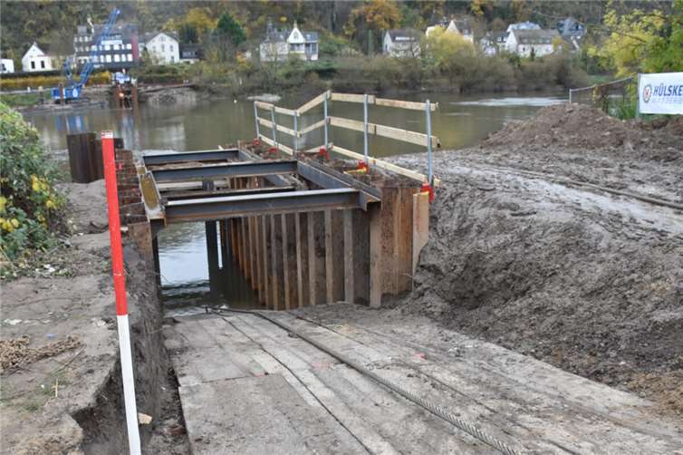 Über diese Rutschbahn glitt die Trinkwasserleitung in den Rhein, gezogen über ein dickes Seil an einer Hochleistungswinde.