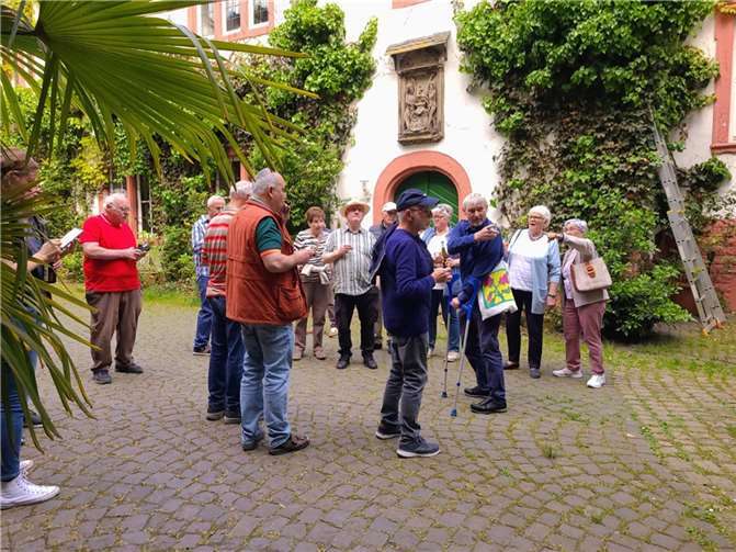 Über drei Stunden gab es Informationen zu historischen Gebäuden und zum Wein.  Foto: Kolping St. Martin