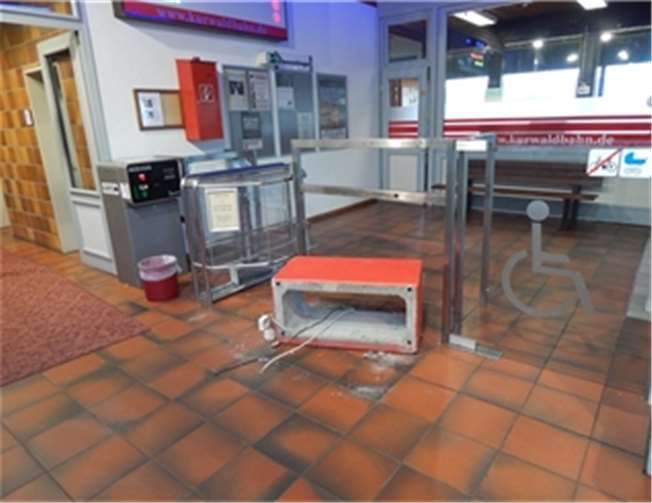 Über ein Fenster drangen sie in das Gebäude ein.