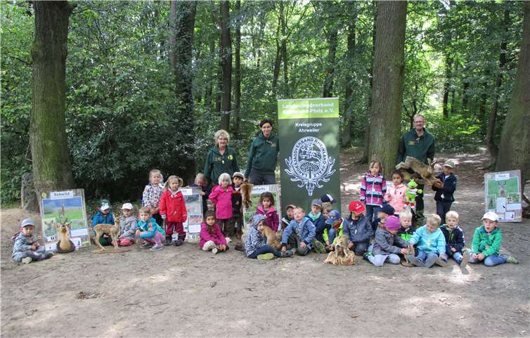 Über ein ganz besonderes Erlebnis freuten sich die Fuchskinder der „Goethe-Knirpse“ während ihrer Waldwoche: Die Vertreter der Kreisjägerschaft waren mit der „Erlebnisschule Wald und Wild“ zu Gast. Foto: privat