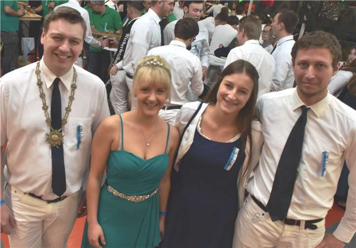 Über ein gelungener Jubiläum freuen sich die Vorsitzenden Simon Hardt (v. r.), Chiara Reuschenbach und das Königspaar Eva Ramm und Lorenz Glaub.