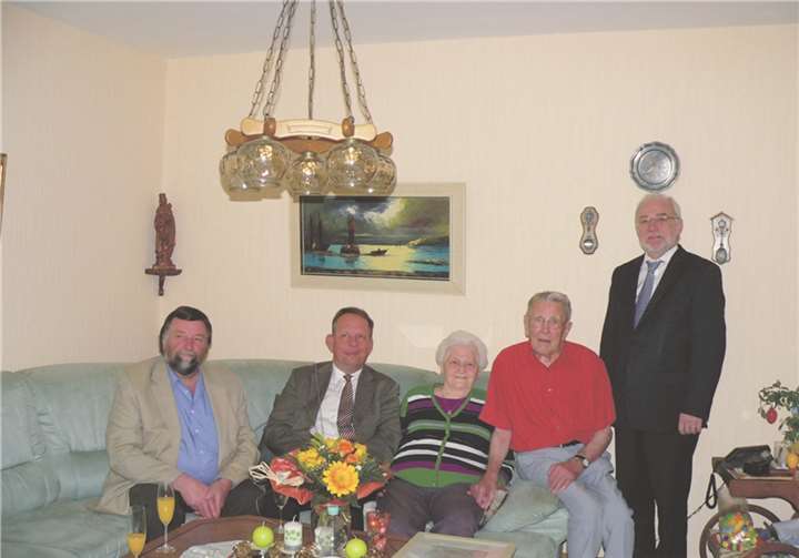 Über ein langes gemeinsames Leben freuen sich das Ehepaar Jühne und ihre Ehrengäste.Privat