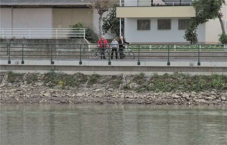 Über eine Mio. Euro kostete der 900 Meter lange Abschnitt des Radweges. Die Verankerungen der Auskragungen waren eine besondere Herausforderung, wozu ein spezieller Bohrer hergestellt werden musste.