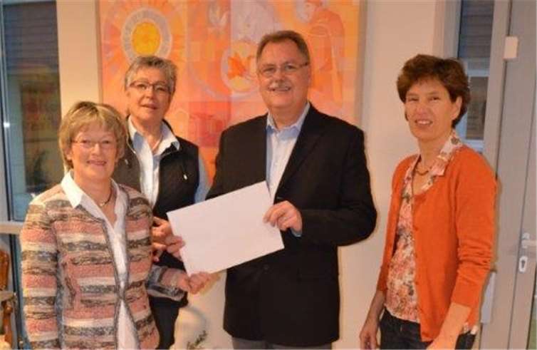 Über eine Spende von 500 Euro für den Förder- und Freundeskreis e.V. des Seniorenheims St. Maria-Josef freute sich Heimleiter Alfons Busch. privat