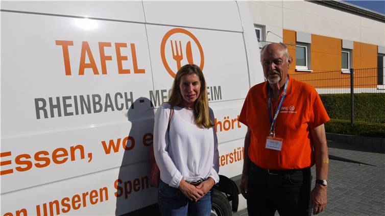 Über eine Spende von 625 Euro freute sich der Vorsitzende der Tafel Rheinbach-Meckenheim e.V., Dr. Uwe Petersen. Die gute Nachricht wurde überbracht von Jutta Frankenberg, Produktmanagerin bei DHL. Foto: privat