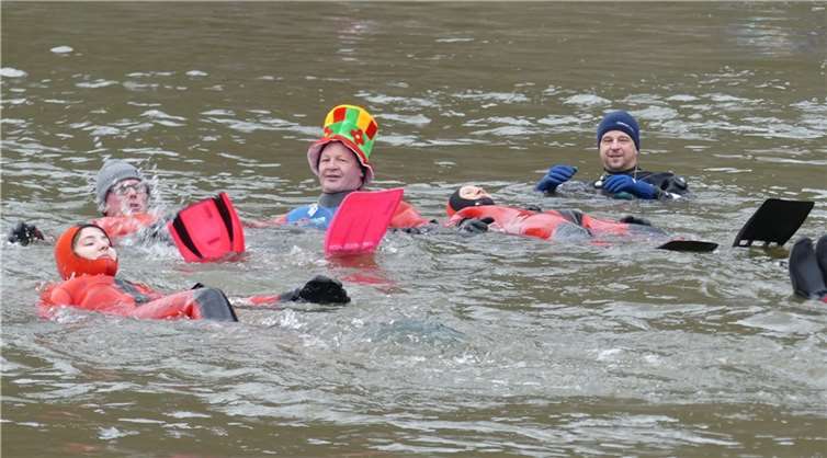 Über eine Strecke von 4,5 Flusskilometern schwammen die teilnehmenden Aktiven von Ernst nach Cochem.