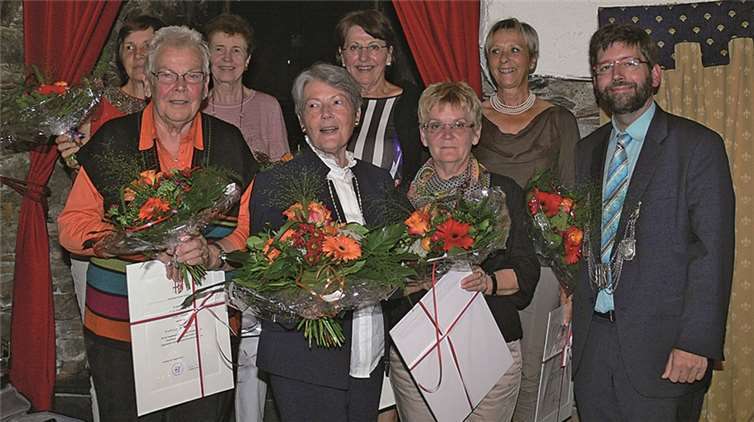 Über eine Urkunde nebst Blumenstrauß freute sich das gesamte Team.TE