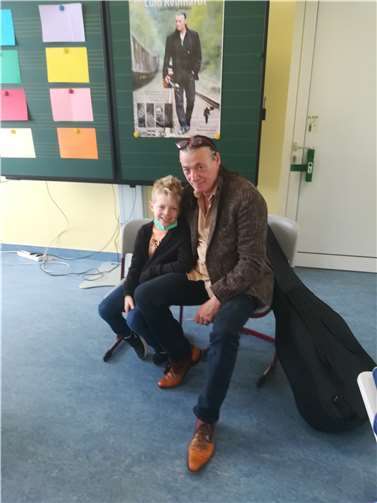 Über eine ganz besondere Musikstunde durften sich die Kinder der 3a mit Musiklehrerin Johanna Venedey und Schulleiter Thomas Rauch freuen, denn an diesem Morgen war der international bekannte Gitarrist Lulo Reinhardt in der Klasse seines Enkels Daimen zu Gast.Foto: privat