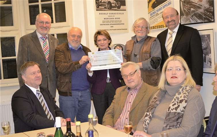 Über eine großzügige Spende des Lions Club Remagen um die Vorsitzende Eva Werning und Gründungspräsidentin Rosemarie Bassi, konnte sich der Förderverein „Altes Jugendheim Remagen“ freuen. AB