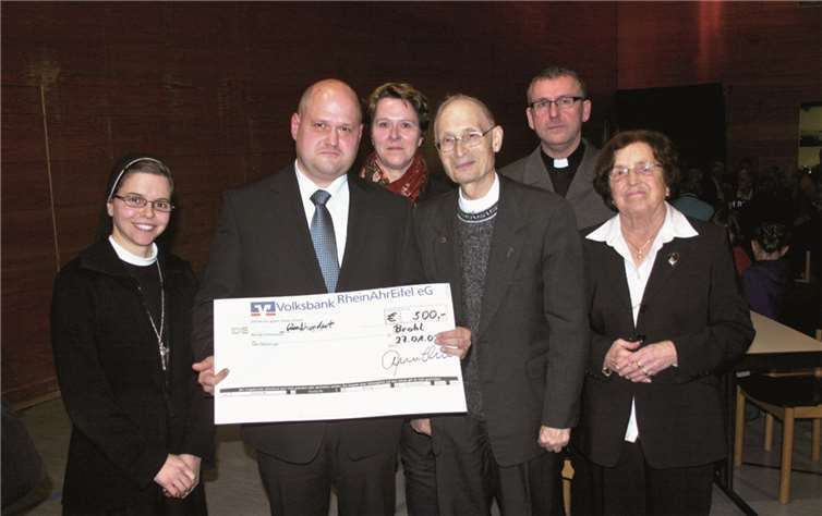 Über eine großzügige Spende können sich die Bolivien-Hilfe, sowie die Kinderkirche und der Altenclub in Brohl freuen.