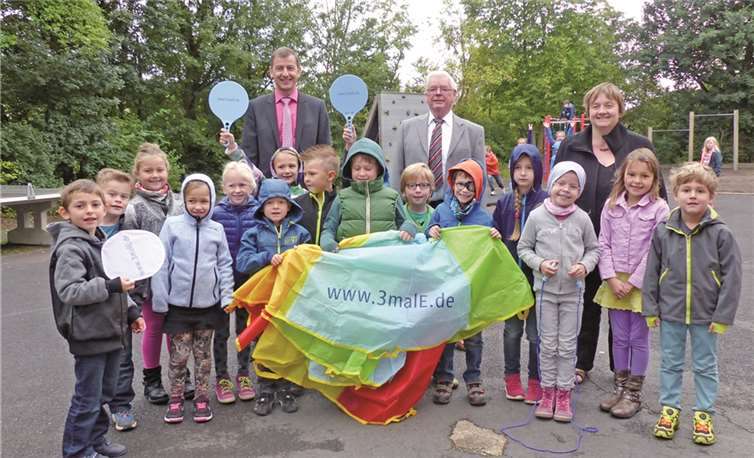 Über eine kleine Überraschung konnten sich die Erstklässler der Grundschule St. Jakobus in Lonnig freuen. Der zweite Beigeordnete der Verbandsgemeinde Maifeld, Franz Schmitz und RWE-Kommunalbetreuer Michael Dötsch, übergaben ein Bewegungspaket mit spannenden Sport- und Spielgeräten für die Pause. Mit dabei auch Klassenlehrerin Ursula Keller. privat