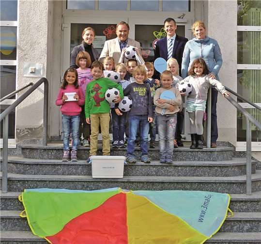 Über eine kleine Überraschung konnten sich die Erstklässler der Leo Stausberg Grundschule in Brohl-Lützing freuen. Der Bürgermeister der Verbandsgemeinde Bad Breisig, Bernd Weidenbach und RWE-Kommunalbetreuer Michael Dötsch übergaben ein Bewegungspaket mit spannenden Sport- und Spielgeräten für die Pause. privat