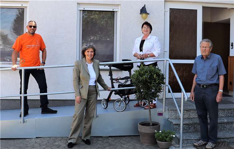 Über eine neue Rampe am Dorfgemeinschaftsraum (v. l.) Projektpate Otmar Blum, innogy Westenergie Kommunalreferentin Beatrix Ziegler, Christiane Justen und Ortsbürgermeister Hans Münch.Foto: innogy Westenenergie