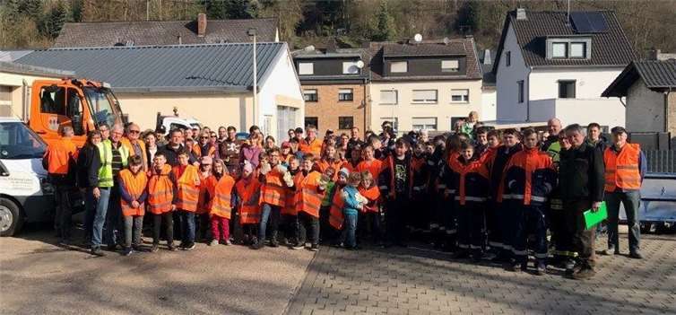 Mehr als 100 Helfer sammelten Abfall und Unrat Über eine rege Beteiligung am Nickenicher Umwelttag konnte sich Bürgermeister Detlev Leersch freuen. Groß und Klein war auf den Beinen, um Ort und Umgebung von Abfall zu säubern. Foto: privat