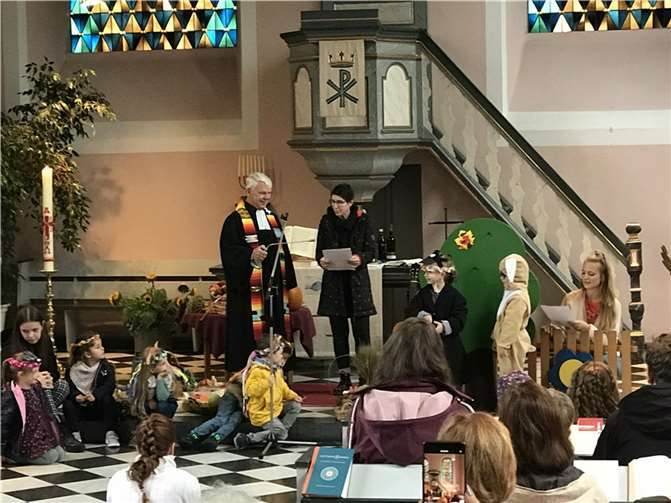 Über eine volle Kirche freute sich Pfarrer Michael Schankweiler zum Erntedankfest. Foto: privat