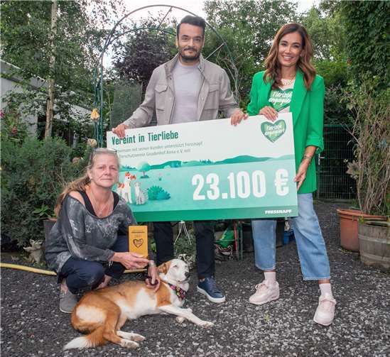 Über einen Spendenscheck über 23.100 Euro, der vom Promi-Ehepaar Jana Ina und Giovanni Zarella sogar noch auf 30.000 Euro aufgestockt wurde, freute sich Heike Schneider, die Vorsitzende des Vereins „Gnadenhof Anna“ in Rheinbach-Neukirchen mit ihrem Mischlingshund „Wanda“. Foto: JOST