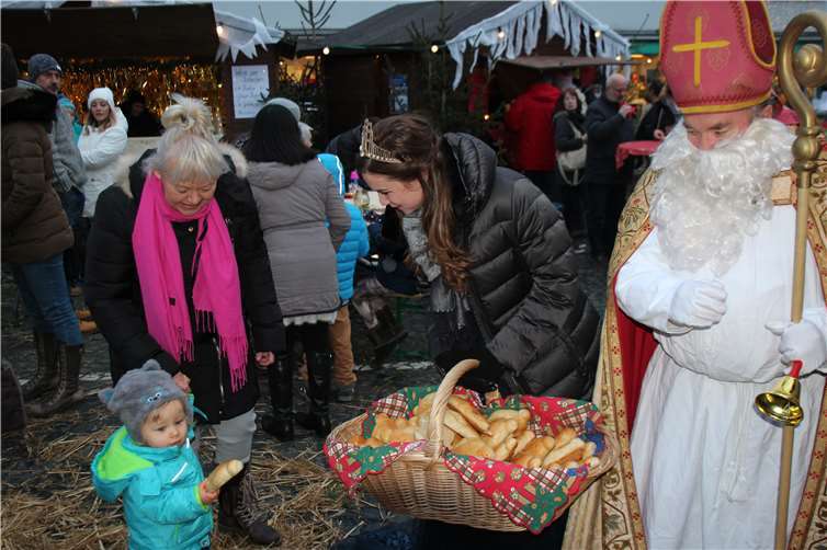 Über einen Wecken vom Nikolaus undBrunnenkönigin Laura I.freuten sich die kleinen Gäste sehr.
