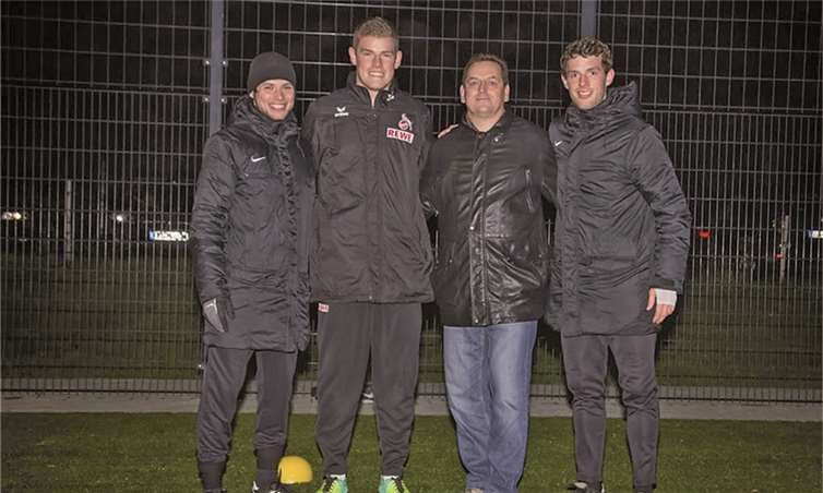 Über einen gelungenen Fußballnachmittag freuten sich (v.l.n.r.): Proffac-Geschäftsführer Alexander Otto, Kölns Nummer 1 Timo Horn , Vorsitzender RW Merl Frank Steinseifer und Proffac-Geschäftsführer Lukas Völker.privat